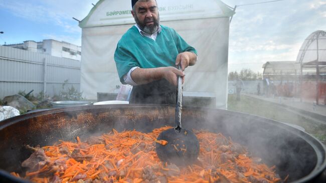 Мусульманин готовит плов из жертвенных животных в день празднования Курбан-Байрама