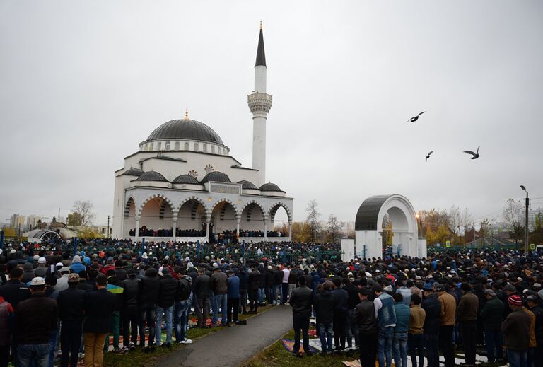 Празднование Курбан-Байрама в мечети имени Имама Исмаила Аль-Бухари в городе Верхняя Пышма Свердловской области