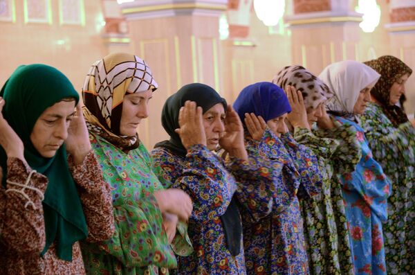 Мусульмане во время праздничной молитвы в день праздника жертвоприношения Курбан-Байрам в мечети имени Ахмата Кадырова в Грозном
