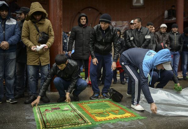 Мусульмане во время праздника жертвоприношения Курбан-Байрам в Соборной мечети Новосибирска