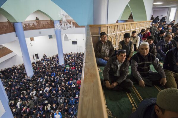 Мусульмане во время праздника Курбан-Байрам в Сибирской соборной мечети в Омске