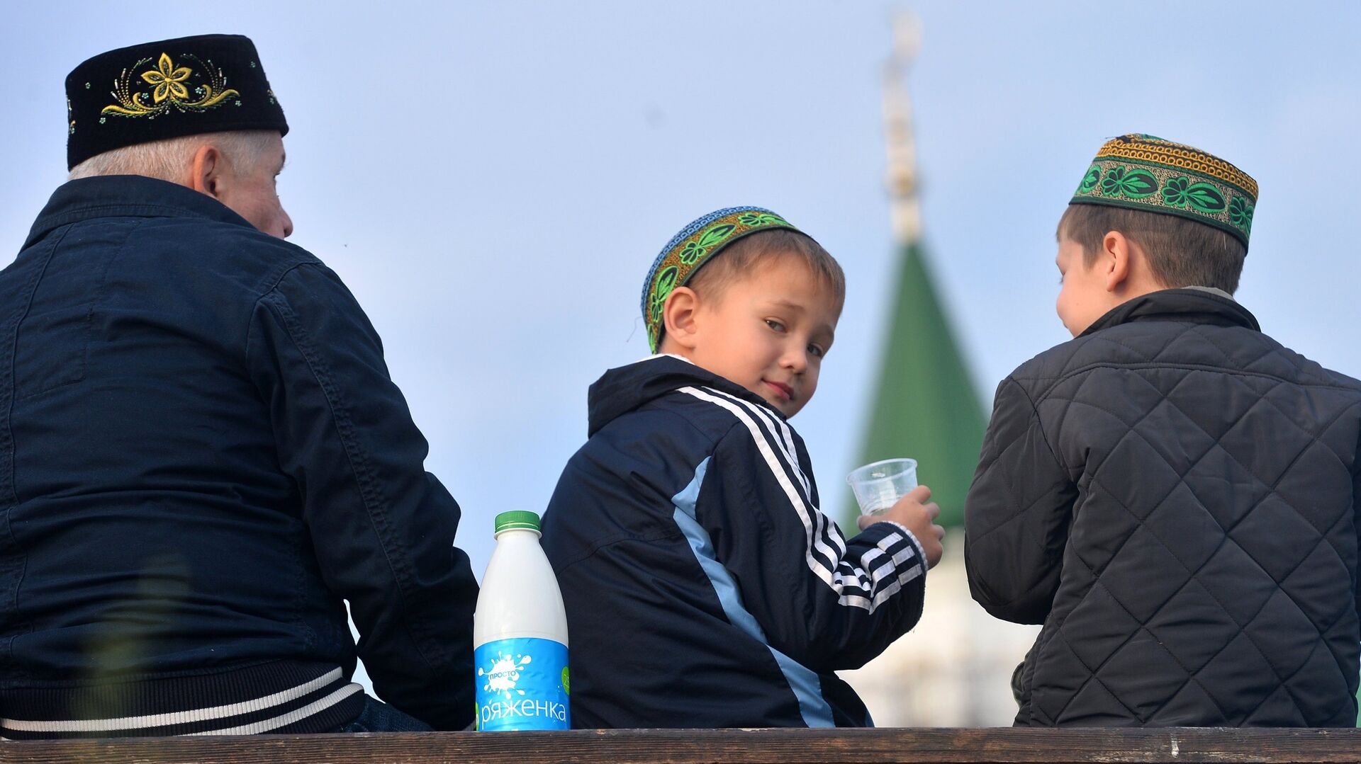 Мужчина с детьми после намаза на берегу озера Кабан у мечети Аль-Марджани в день празднования Курбан-Байрама в Казани - РИА Новости, 1920, 20.11.2021