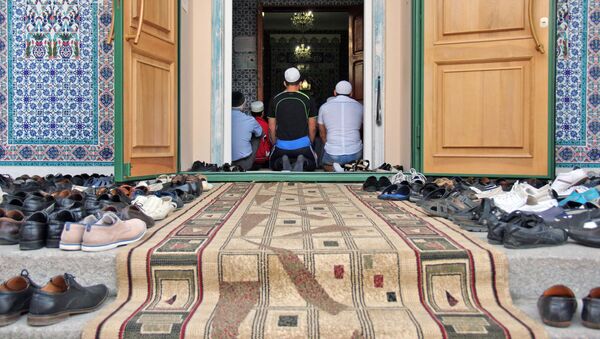 Мусульмане во время праздника Курбан-Байрам в Севастопольской соборной мечети Акъяр Джами в Крыму. Архив