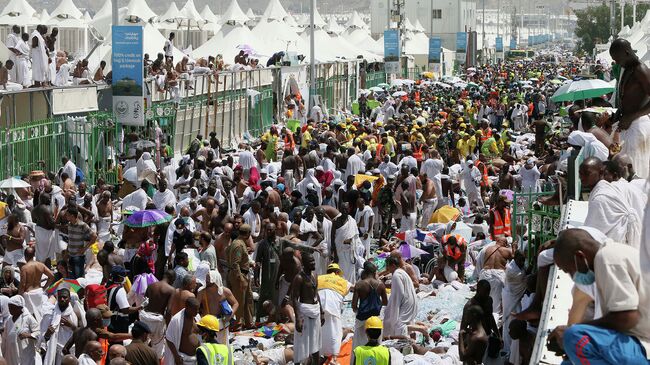 Паломники и спасатели на месте трагедии близ Мекки, Саудовская Аравия