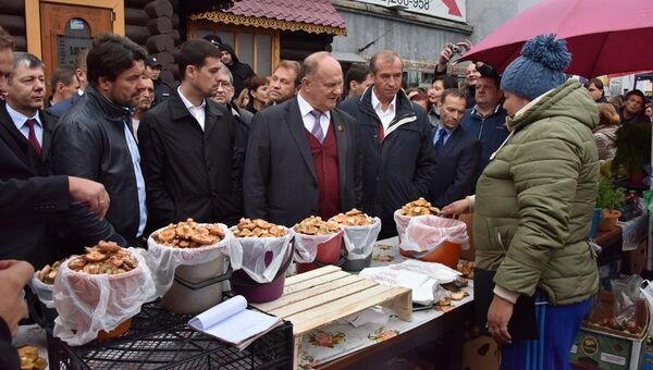 Глава КПРФ Геннадий Зюганов во время посещения центрального рынка Иркутска