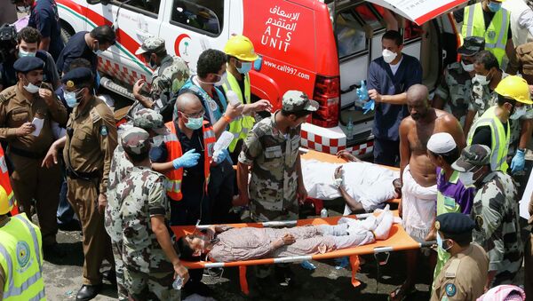 Паломники и спасатели на месте трагедии близ Мекки, Саудовская Аравия