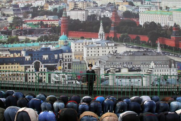 Мусульмане во время праздника Ураза-байрам в Москве