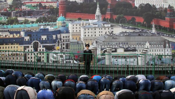 Мусульмане во время праздника Ураза-байрам в Москве. Архивное фото