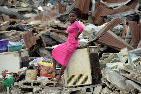 Женщина на руинах своего дома, снесенного по решению суда, в Лагосе, Нигерия