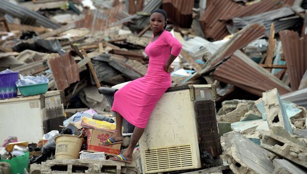 Женщина на руинах дома в Лагосе, Нигерия. Архивное фото