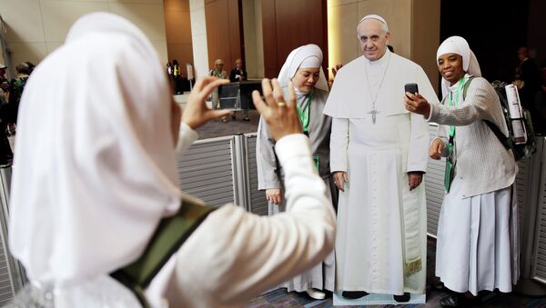 Монахини фотографируются с картонной фигурой Папы Римского Франциска в Филадельфии, США