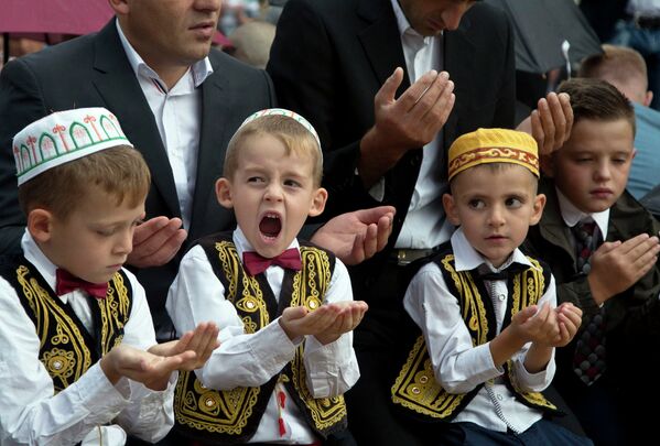 Дети во время молитвы в мечети султана Мехмеда Фатиха в Приштине, Косово