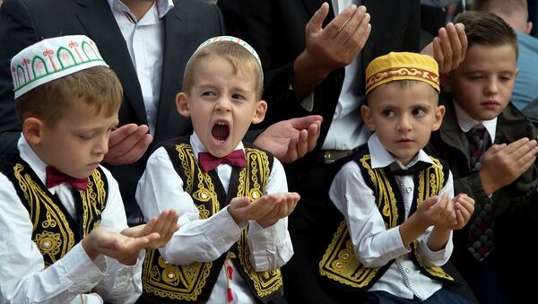 Дети во время молитвы в мечети султана Мехмеда Фатиха в Приштине, Косово