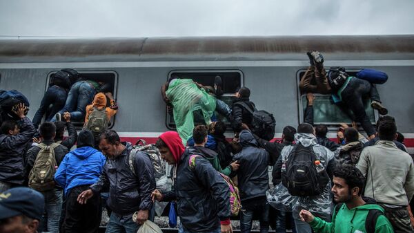 Мигранты и беженцы на станции Товарник, расположенной в Хорватии на границе с Сербией