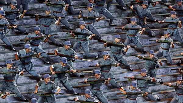 Актеры в форме солдат Красной армии Китая во время парада в честь 70-летия окончания Второй мировой войны в Пекине, Китай