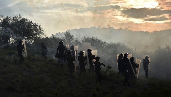 Полицейские во время столкновения со студентами на объездной дороге в районе города Тистла, Мексика. Архивное фото