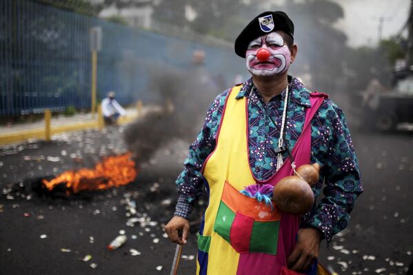 Ветеран гражданской войны во время уличной акции протеста в Сан-Сальвадоре
