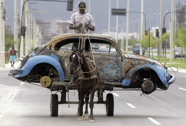 Повозка, запряженная лошадью на улице Рио-де-Жанейро, Бразилия