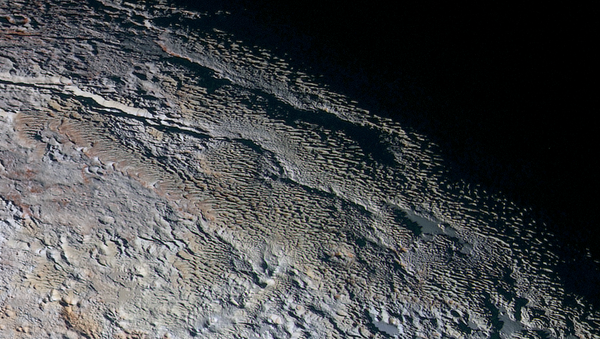 Изображение змеиной поверхности Плутона