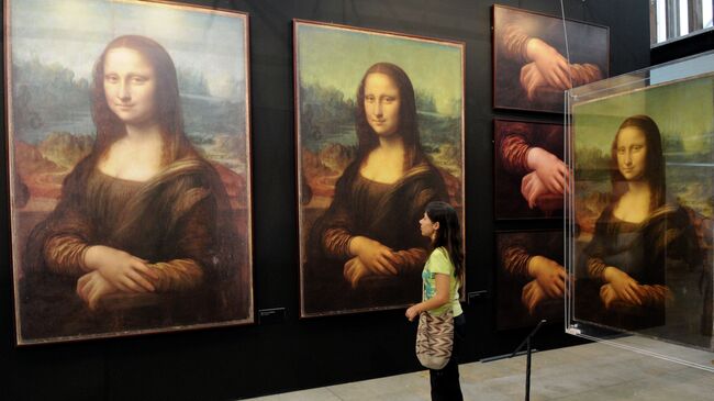 Женщина рассматривает репродукции картины Мона Лиза Леонардо да Винчи. Архивное фото