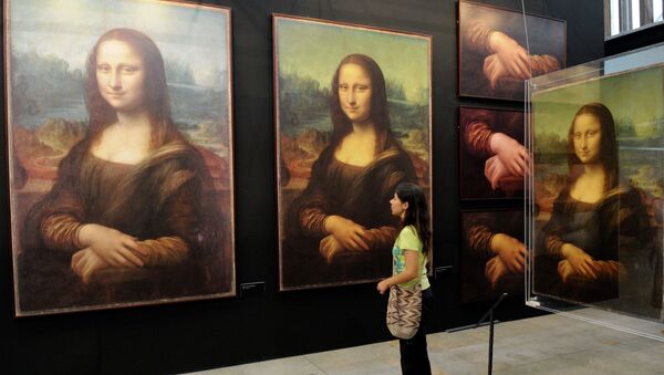 Женщина рассматривает репродукции картины Мона Лиза Леонардо да Винчи, архивное фото