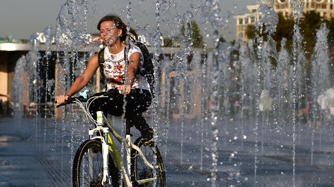 Девушка катается на велосипеде в Парке искусств Музеон в Москве. Архивное фото