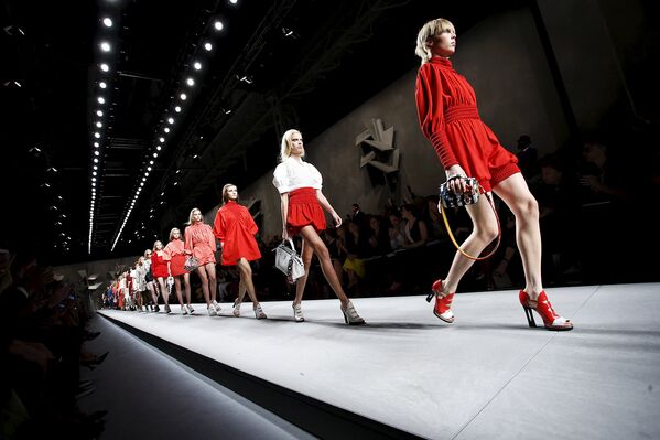 Модель во время показа коллекции Fendi на Неделе моды в Милане