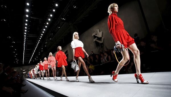 Модель во время показа коллекции Fendi на Неделе моды в Милане