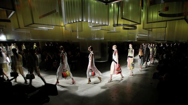Модели во время показа коллекции Prada на Неделе моды в Милане