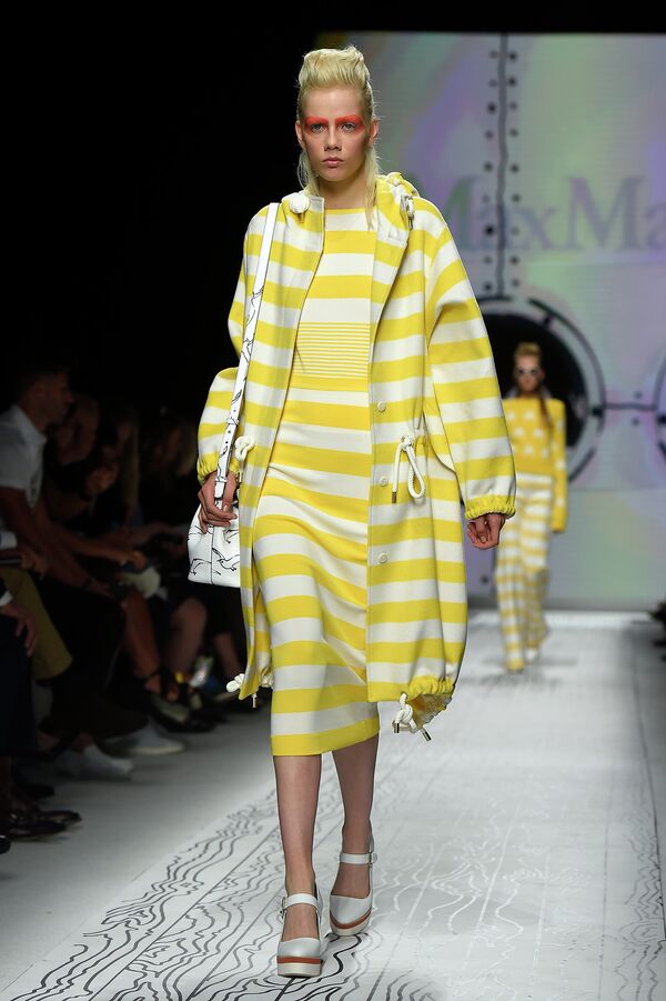 Модель во время показа коллекции Max Mara на Неделе моды в Милане