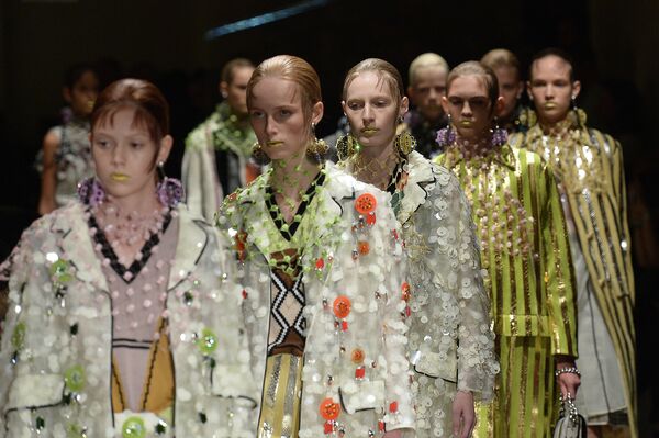 Модели во время показа коллекции Prada на Неделе моды в Милане