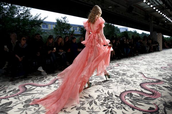 Модель во время показа коллекции Gucci на Неделе моды в Милане