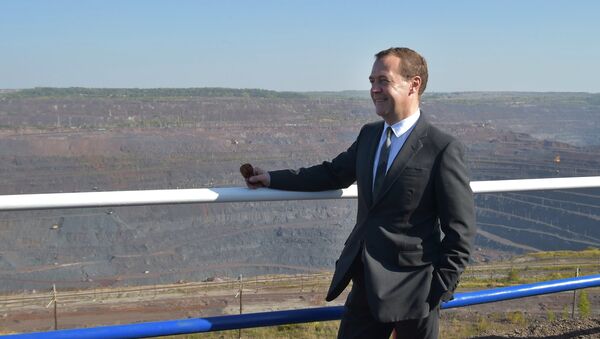 Дмитрий Медведев во время осмотра Михайловского горнообогатительного комбината
