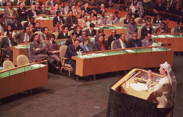 Ясир Арафат во время выступления в ООН