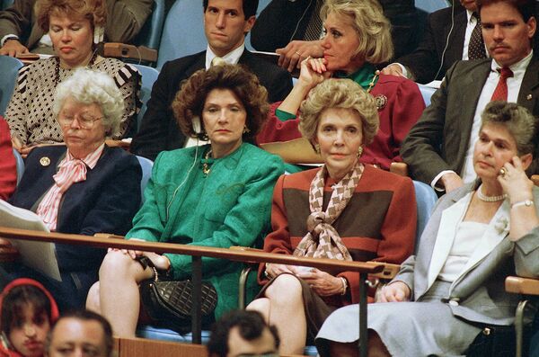 Нэнси Рейган во время выступления президента США Рональда Рейгана на Генеральной Ассамблее ООН