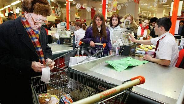 Пенсионер делает покупки в гипермаркете Ашан. Архивное фото