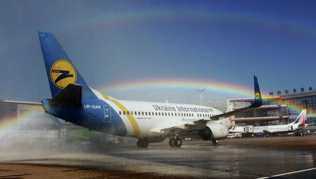 Самолет Боинг-737 авиакомпании Ukraine International в аэропорту Домодедово