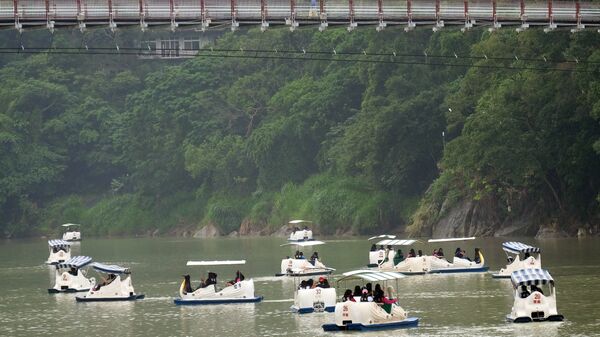 Лодки с туристами близ побережья Тайваня