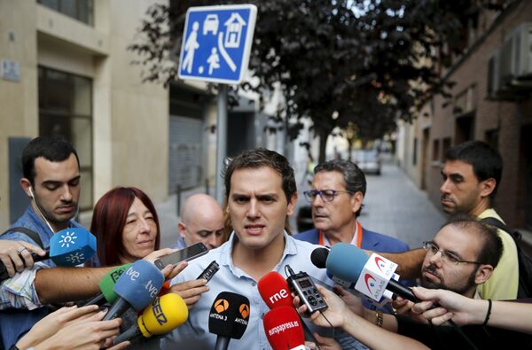Политик Альберт Ривера общается с журналистами в день выборов в Каталонии