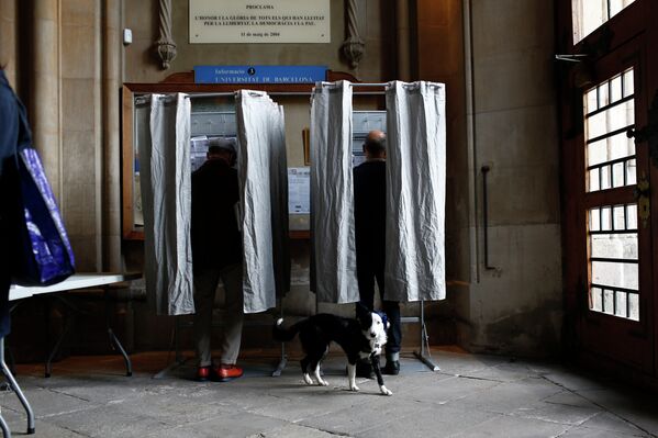 Голосование на избирательном участке в Барселоне в день парламентских выборов в Каталонии