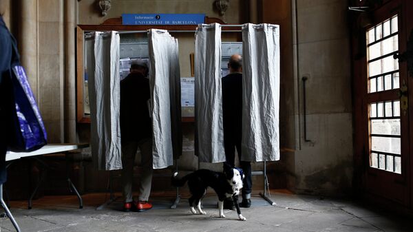 Голосование на избирательном участке в Барселоне
