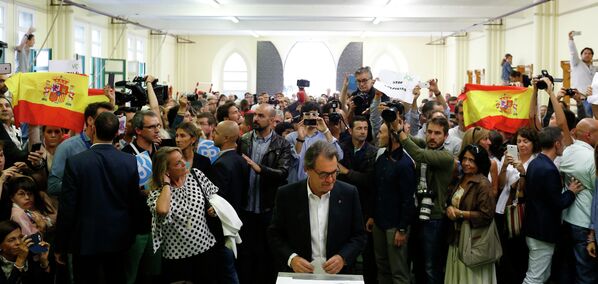 Президент Женералитета Каталонии Артур Мас на избирательном участке в Барселоне в день парламентских выборов в Каталонии