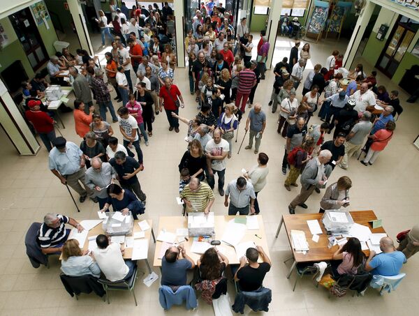 Голосование на избирательном участке в Барселоне в день парламентских выборов в Каталонии