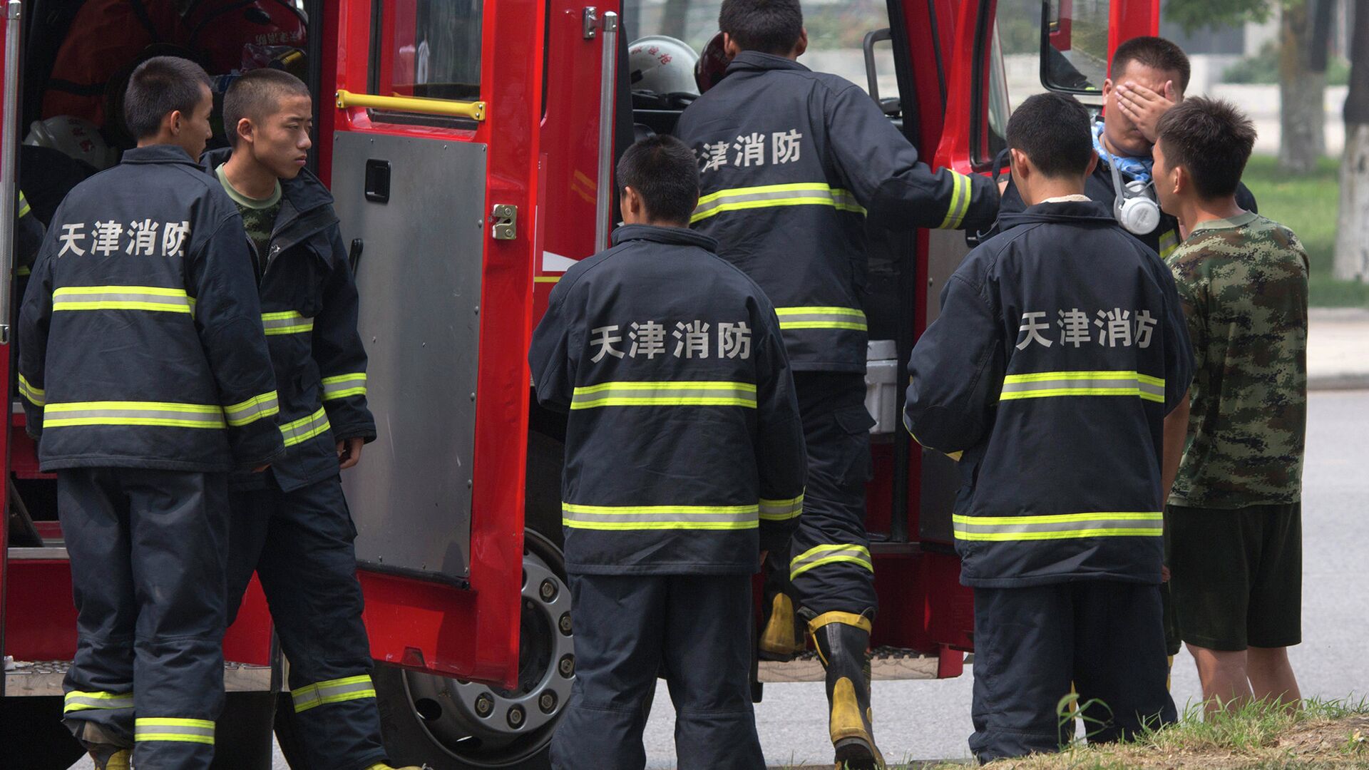 Китайские пожарные на месте взрыва в Тяньцзине - РИА Новости, 1920, 11.09.2020