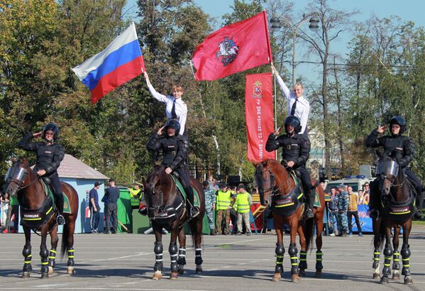 Сотрудники конной полиции на спортивном празднике
