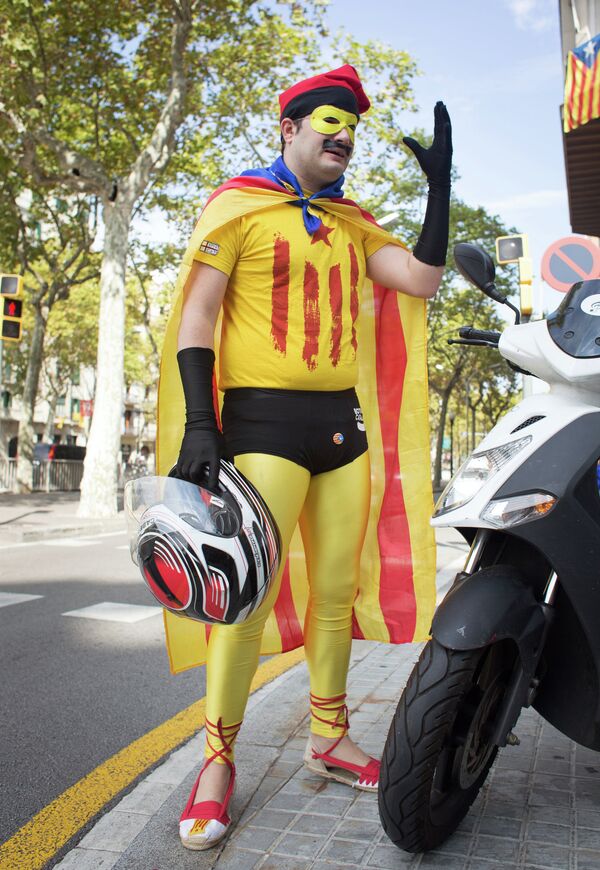Житель Барселоны, поддерживающий отделение Каталонии, направляется на пункт голосования