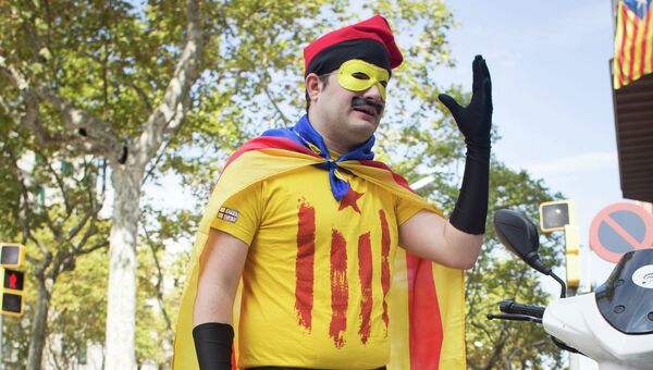 Житель Барселоны, поддерживающий отделение Каталонии, направляется на пункт голосования
