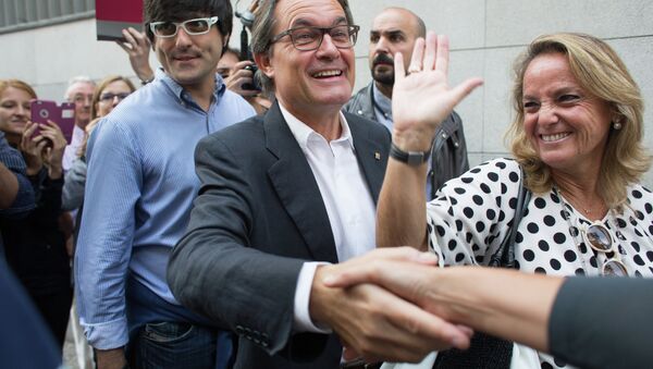 Председатель правительства Каталонии, кандидат от партии Junts pel Si (Вместе за Да) Артур Мас (в центре) с женой Хеленой Ракошник в день выборов в парламент Каталонии. Архивное фото