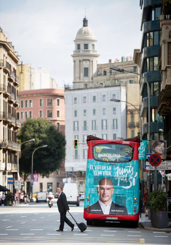 Предвыборный плакат коалиции политических партий  Junts pel Si (Вместе за Да) на туристическом автобусе