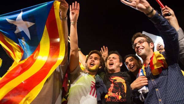 Горожане после досрочных выборов в парламент Каталонии, архивное фото